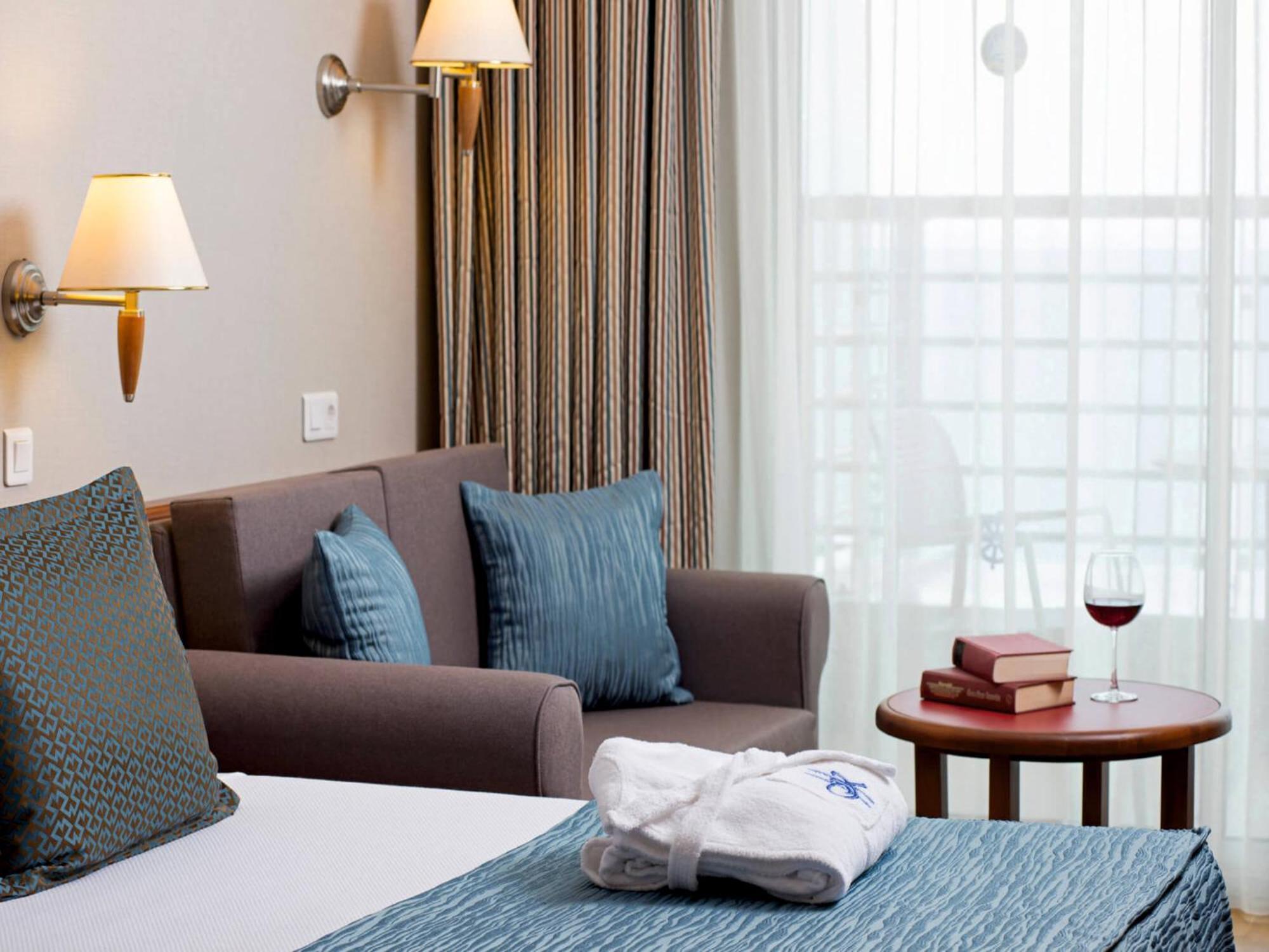 Dreibettzimmer mit seitlichem Meerblick